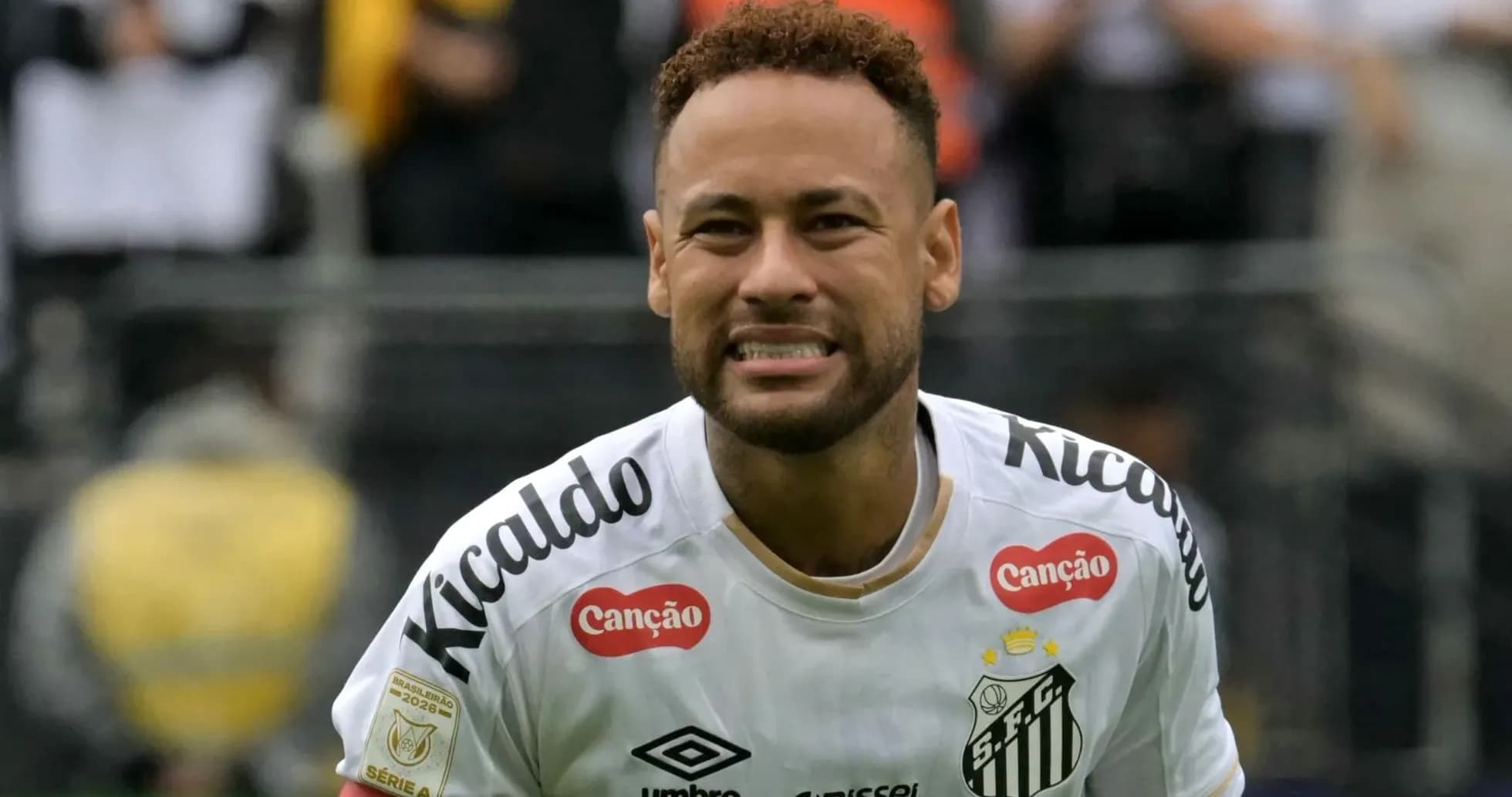Neymar en la cancha con camiseta de Santos