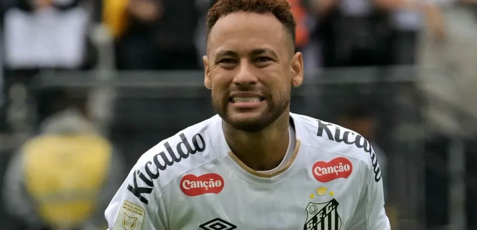 Neymar en la cancha con camiseta de Santos