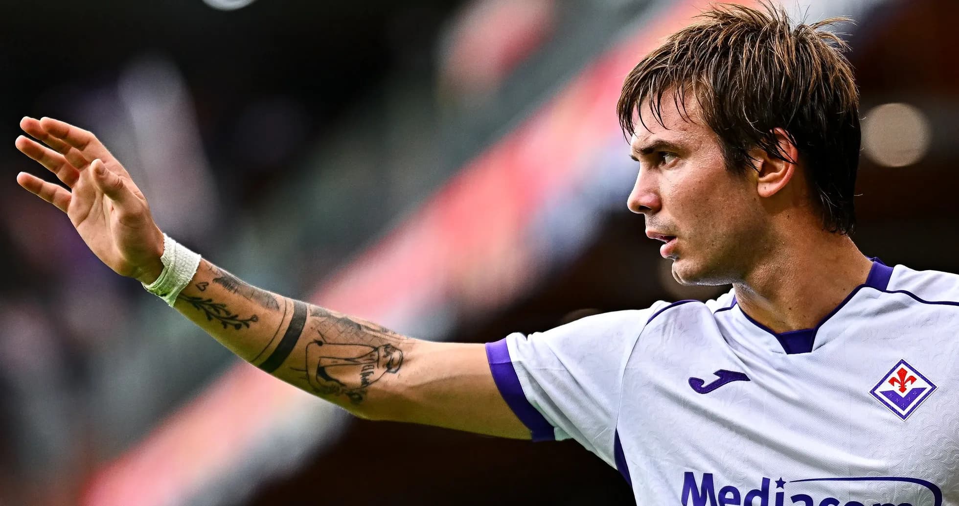 Jugador de Fiorentina señalando durante el partido