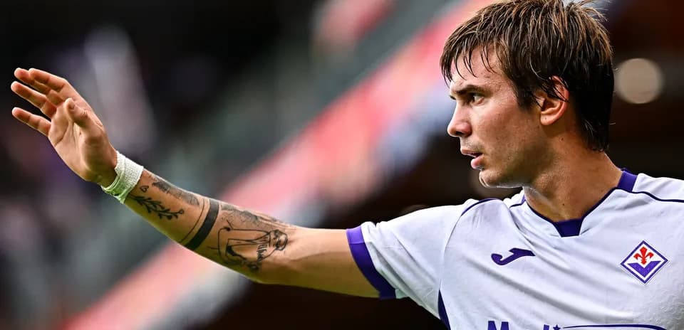 Jugador de Fiorentina señalando durante el partido