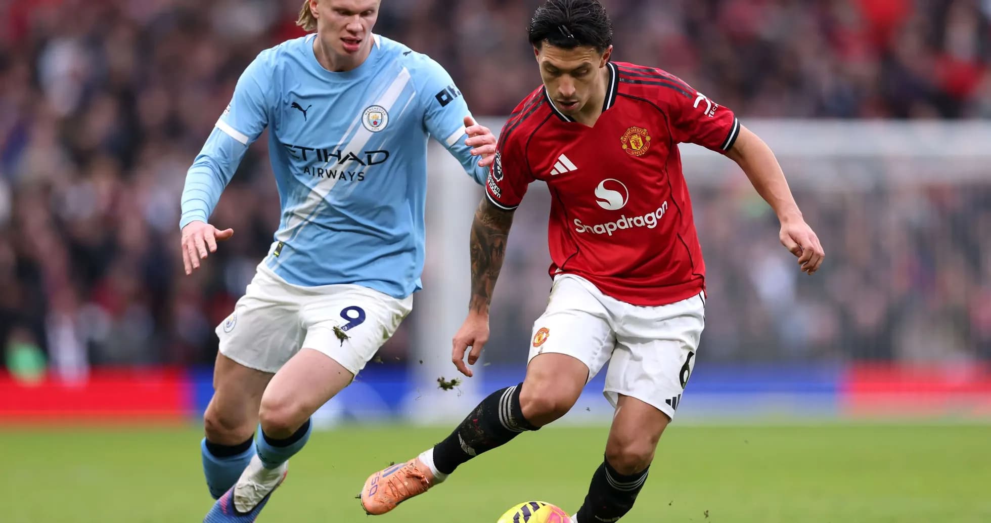 Jugador de Manchester United driblando a rival de Manchester City