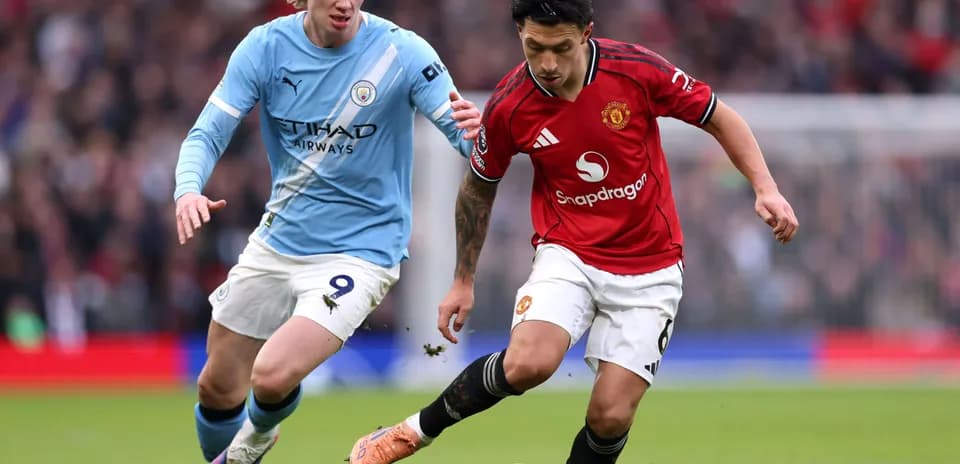 Jugador de Manchester United driblando a rival de Manchester City
