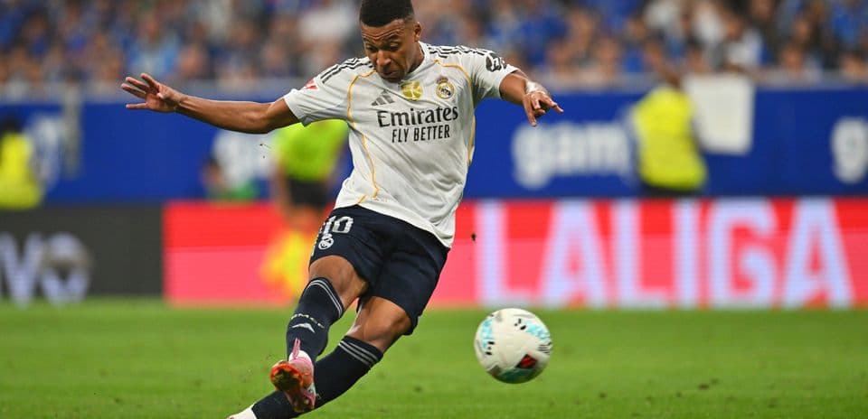 Jugador de Real Madrid disparando a puerta