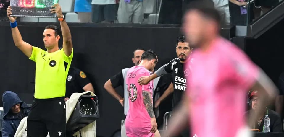 Jugador saliendo del campo durante el cambio