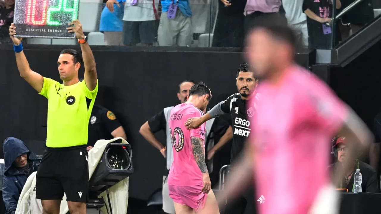 Jugador saliendo del campo durante el cambio