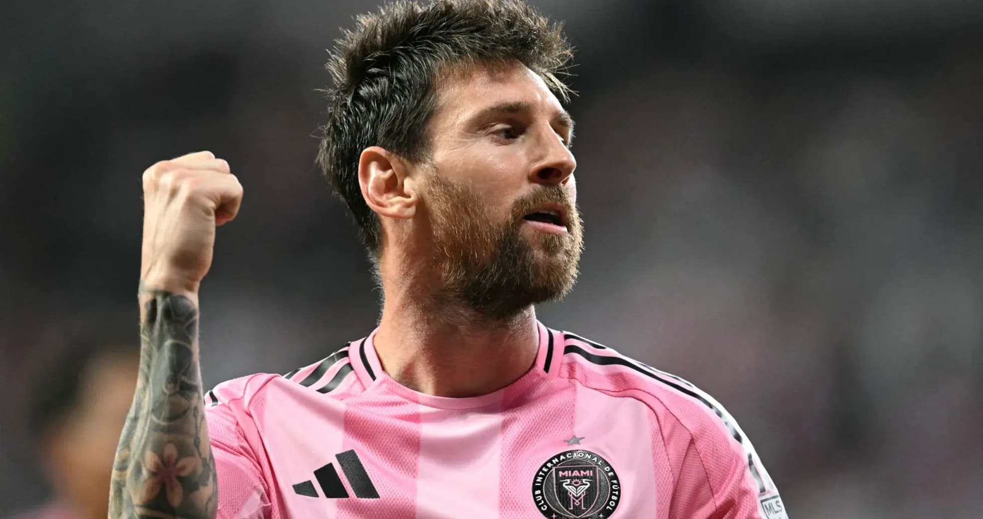 Lionel Messi celebrando con puño cerrado en partido
