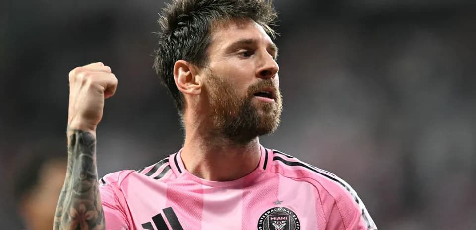 Lionel Messi celebrando con puño cerrado en partido