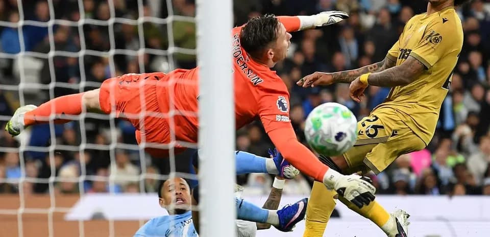 Jugador de Crystal Palace intentando marcar gol