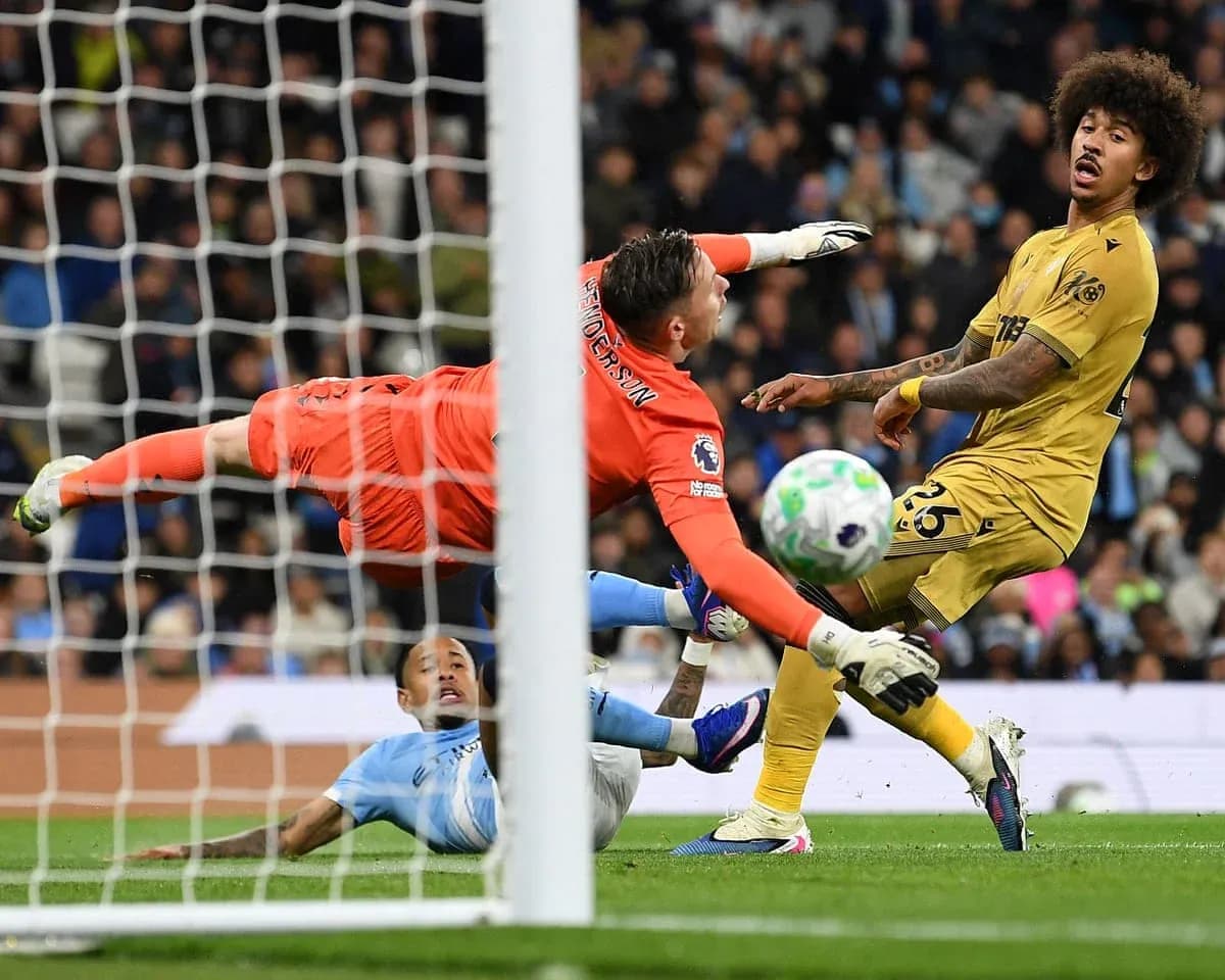 Jugador de Crystal Palace intentando marcar gol