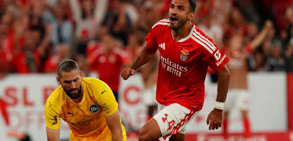 Jugador de Benfica celebrando un gol contra el portero