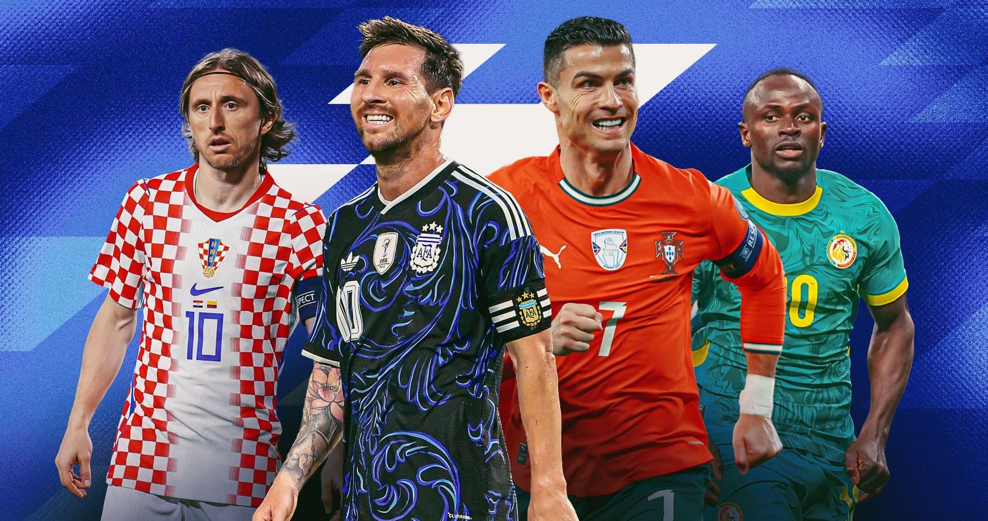 Cuatro jugadores de fútbol en uniformes nacionales destacados