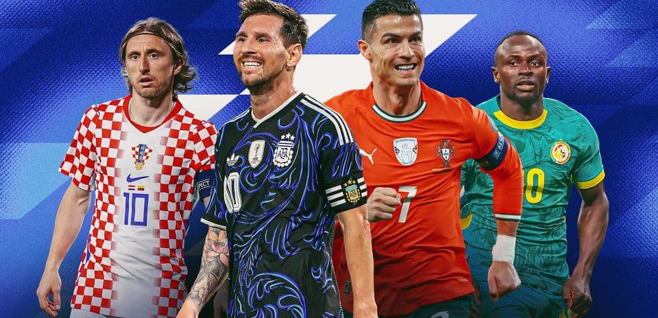 Cuatro jugadores de fútbol en uniformes nacionales destacados
