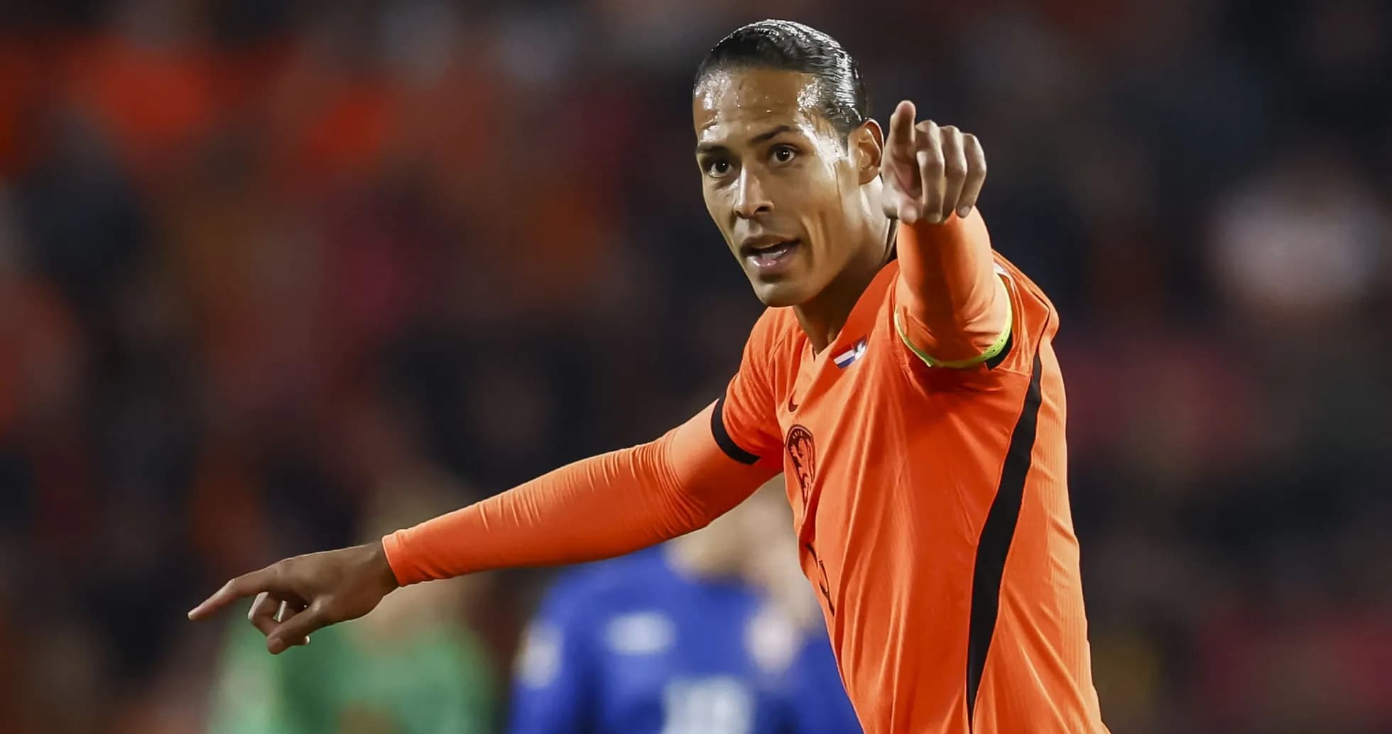 Jugador de fútbol señalando durante un partido