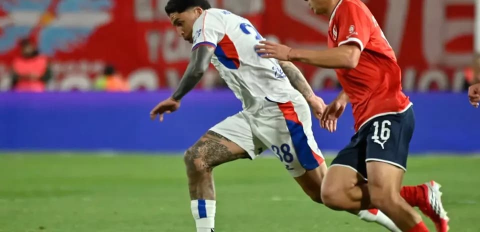Jugador de San Lorenzo en acción contra Independiente