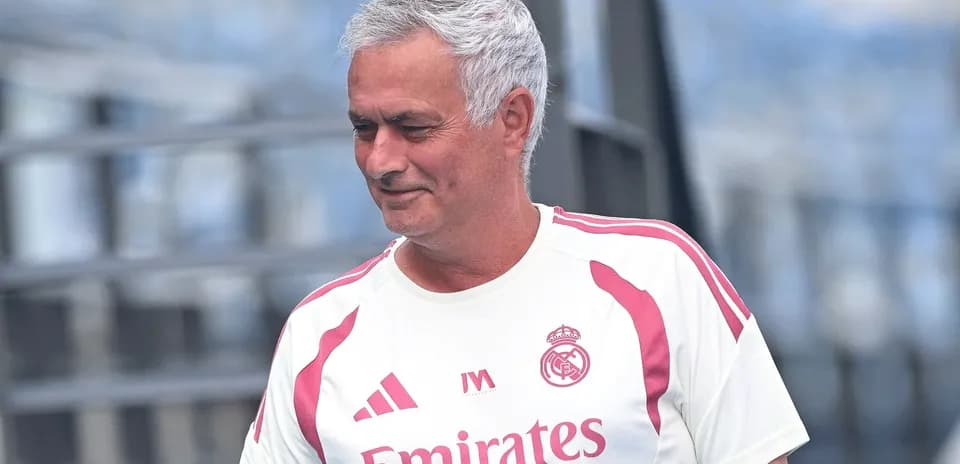 Entrenador de fútbol en camiseta de entrenamiento del Real Madrid