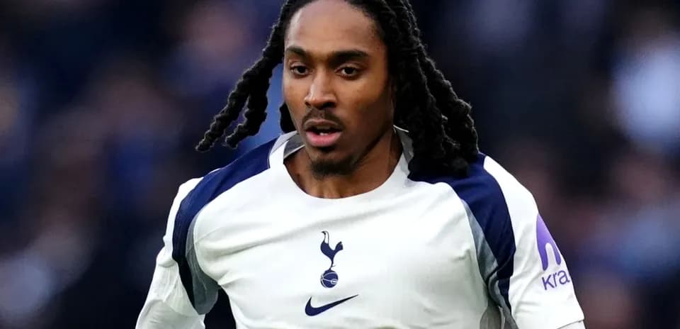 Jugador de Tottenham corriendo en el campo