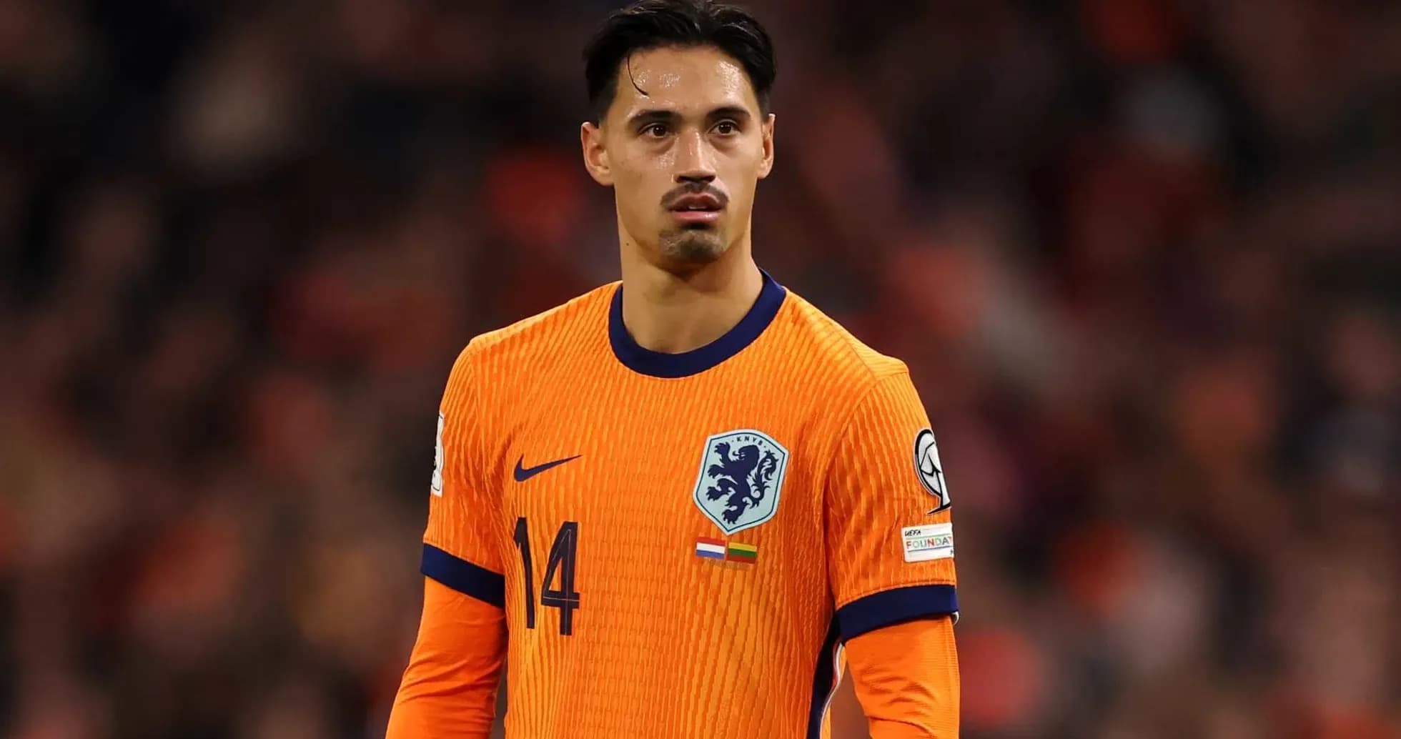Jugador de Países Bajos en uniforme naranja durante el partido