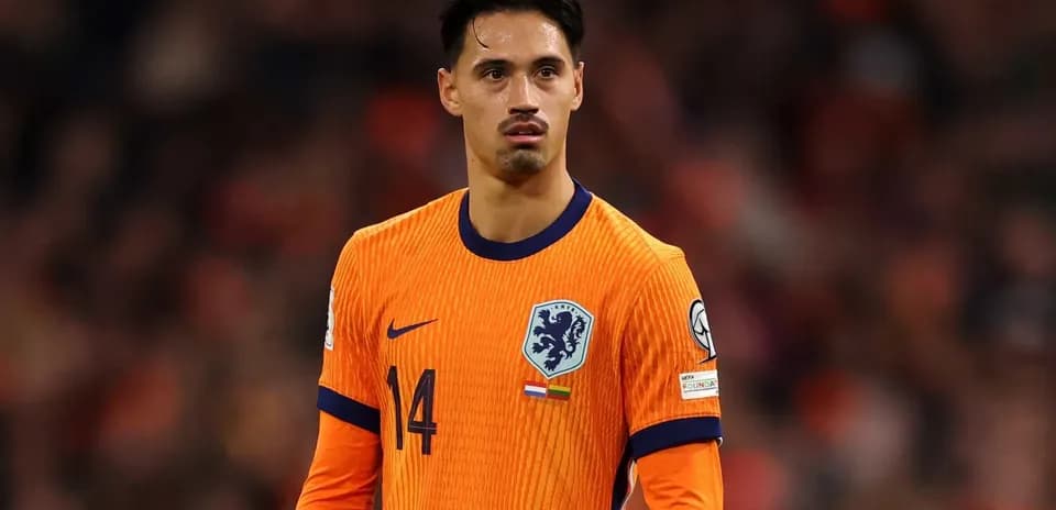 Jugador de Países Bajos en uniforme naranja durante el partido