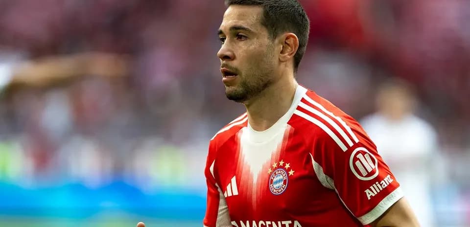 Jugador de Bayern Múnich en acción durante el partido