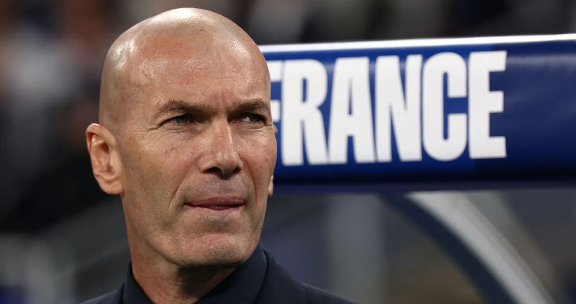 Entrenador observando desde el banquillo de Francia