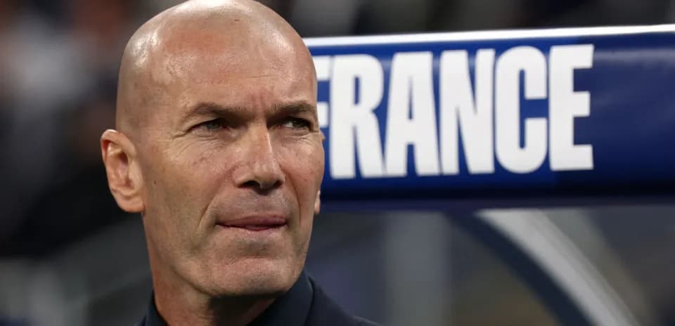 Entrenador observando desde el banquillo de Francia