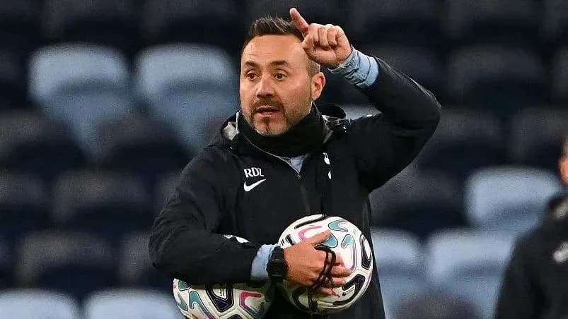 Entrenador dando instrucciones durante la práctica