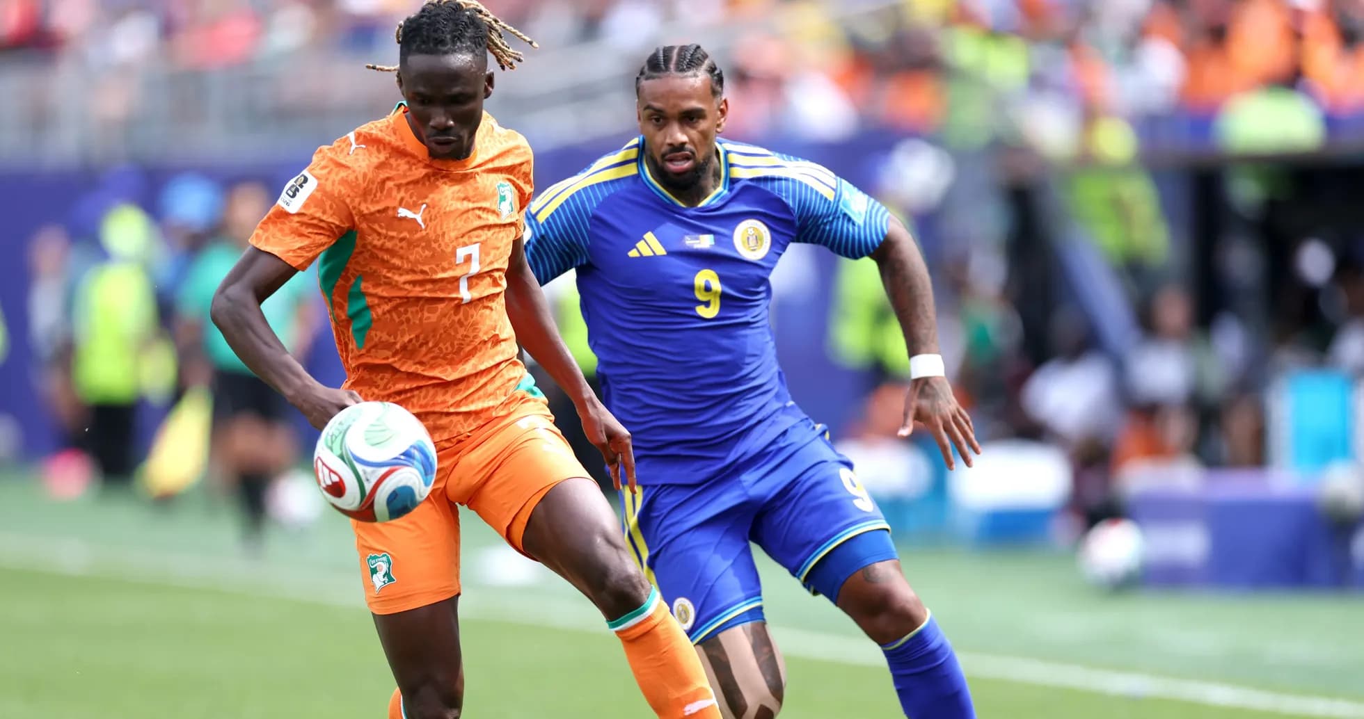 Jugador de Costa de Marfil driblando a rival de Kazajistán