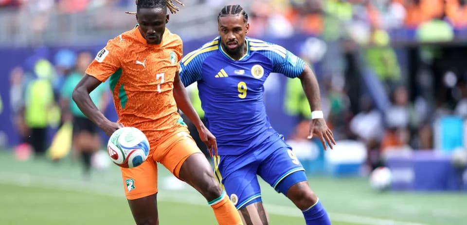 Jugador de Costa de Marfil driblando a rival de Kazajistán