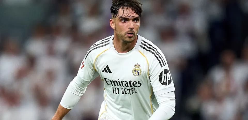 Jugador de Real Madrid corriendo durante un partido