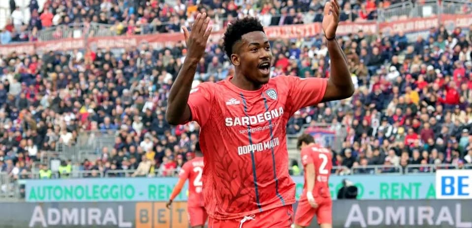 Jugador celebrando en partido de fútbol en estadio