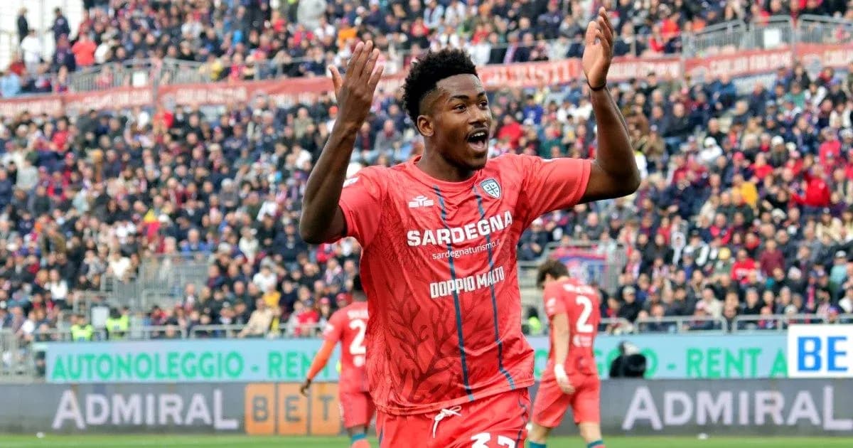 Jugador celebrando en partido de fútbol en estadio