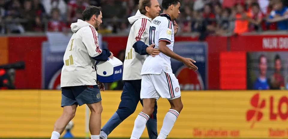 Jugador siendo atendido por el personal médico en el campo