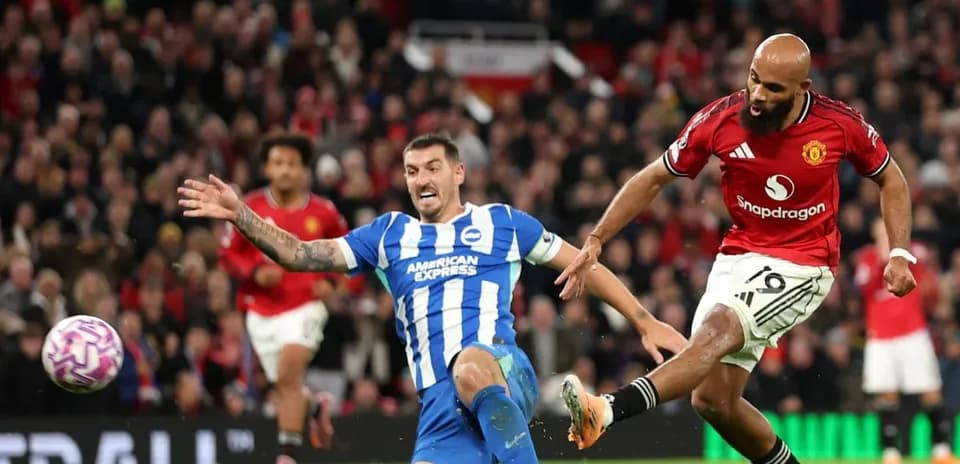 Jugador de Brighton derrapando en el partido