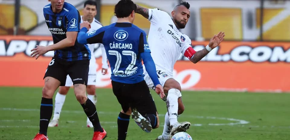 Jugadores de Huachipato y Colo Colo en acción