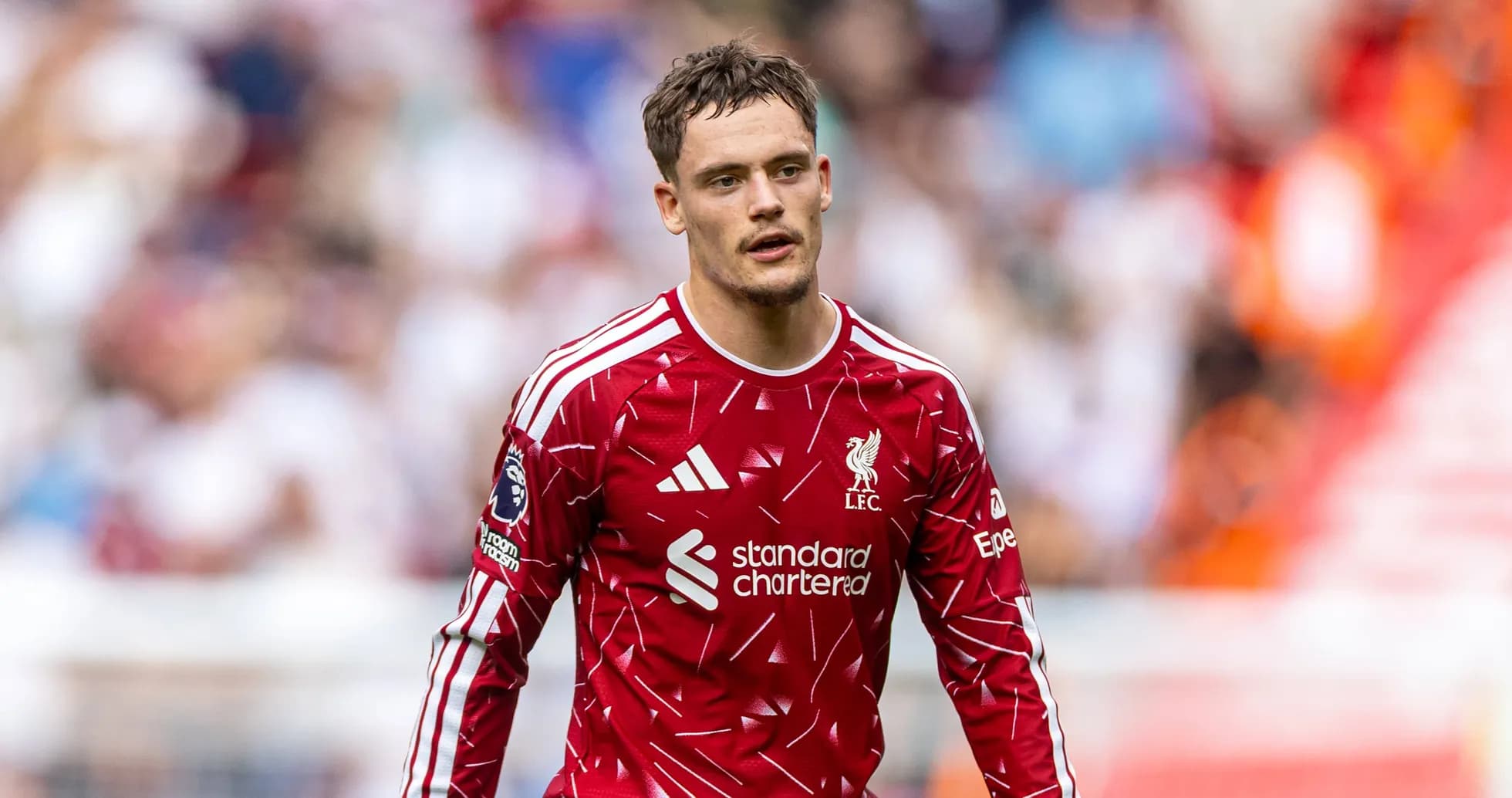 Jugador de Liverpool en camiseta roja durante partido