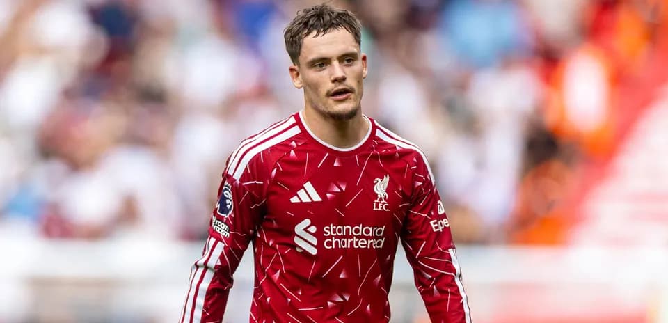 Jugador de Liverpool en camiseta roja durante partido
