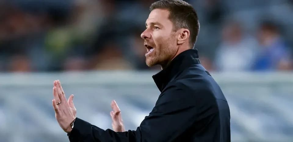 Entrenador dirigiendo desde la banda durante el partido