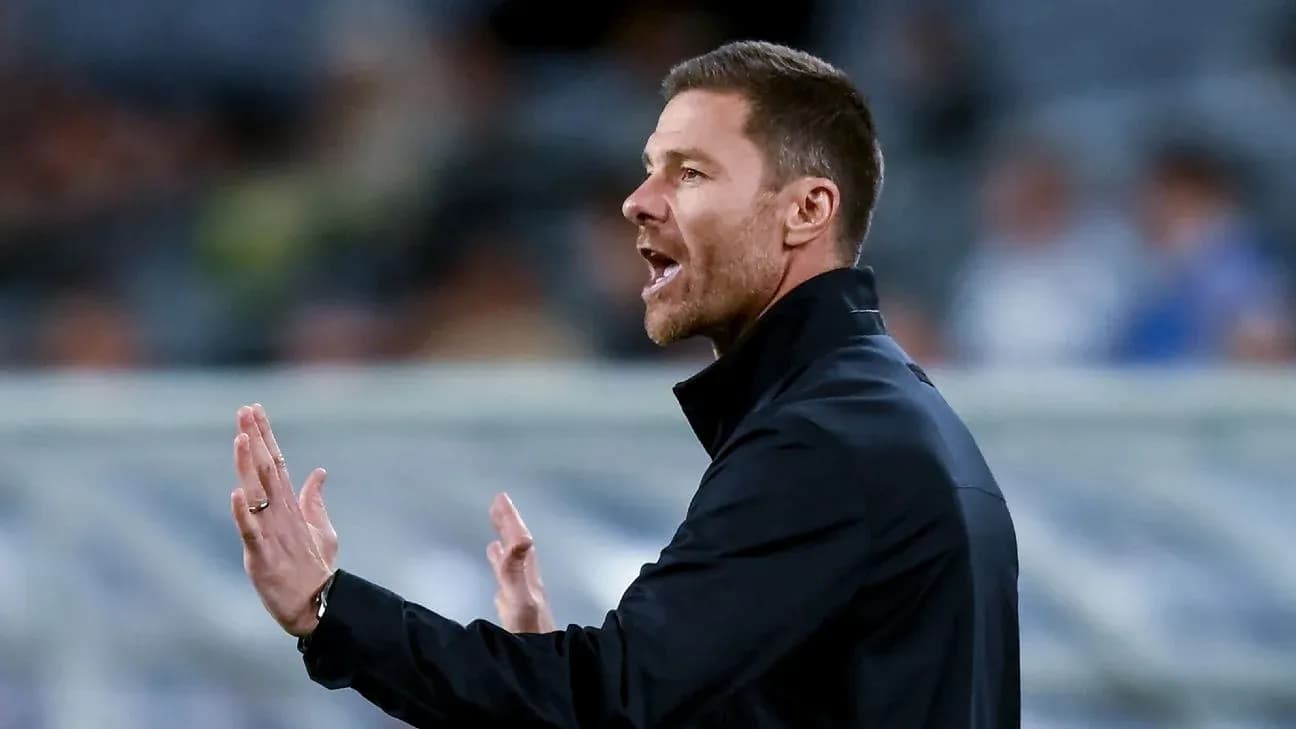 Entrenador dirigiendo desde la banda durante el partido
