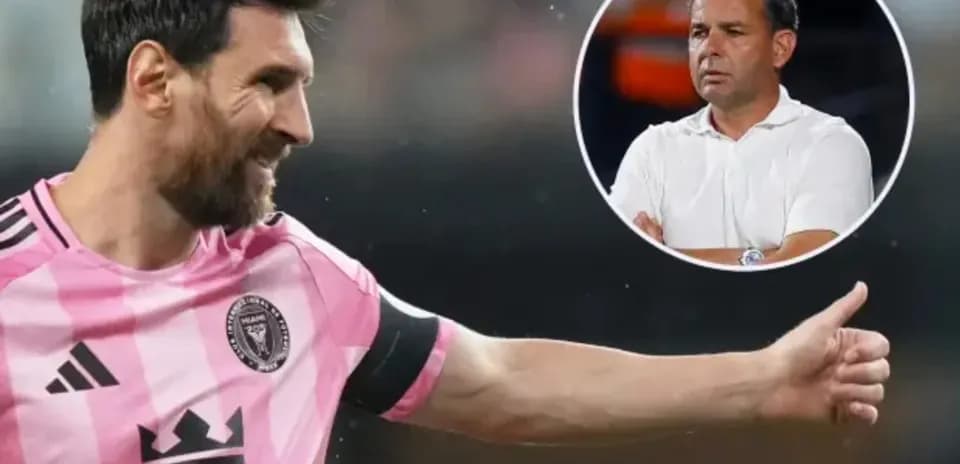 Lionel Messi en camiseta rosa señalando con el pulgar arriba