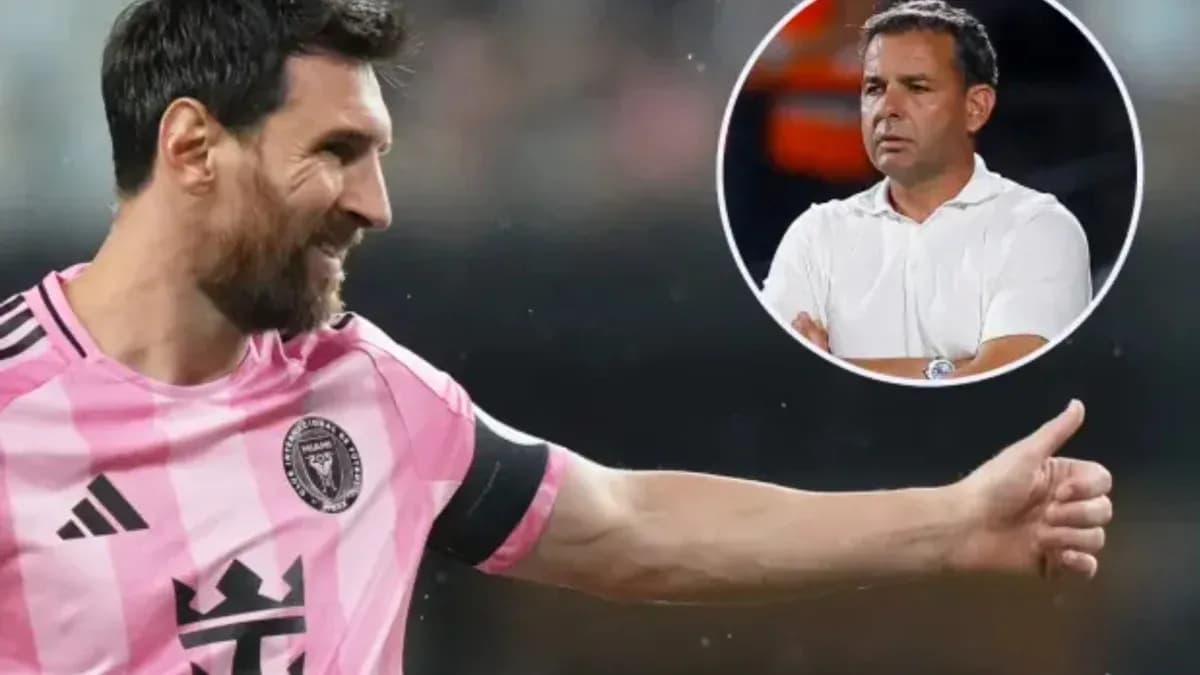 Lionel Messi en camiseta rosa señalando con el pulgar arriba