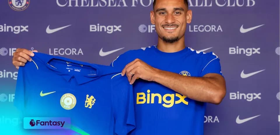 Jugador sostiene camiseta de Chelsea durante presentación