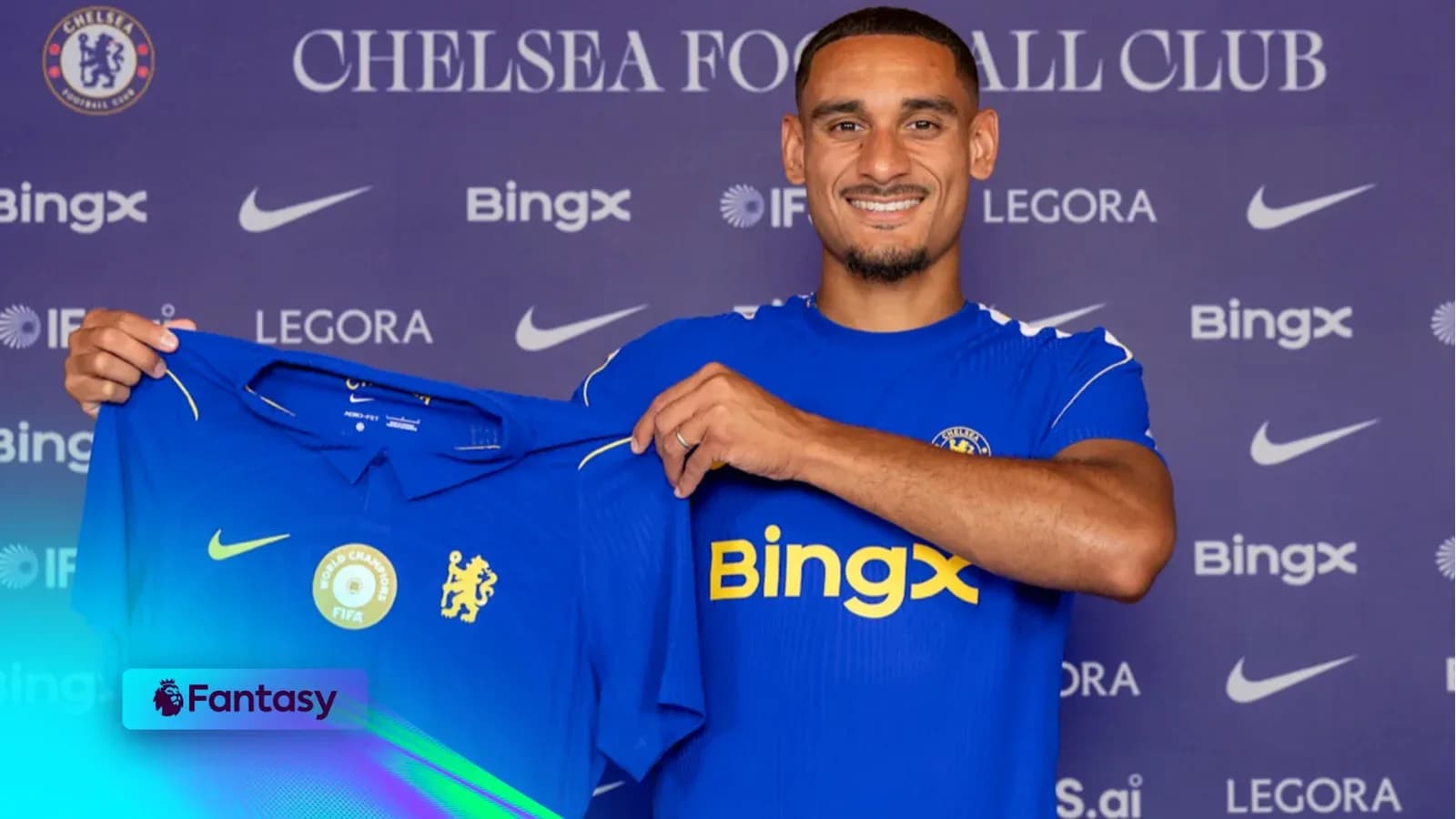 Jugador sostiene camiseta de Chelsea durante presentación