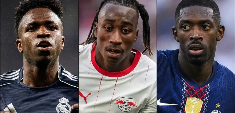 Tres jugadores de fútbol en sus camisetas de club