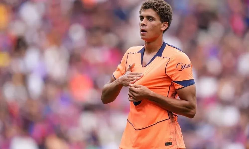 Jugador en uniforme naranja en el campo de juego
