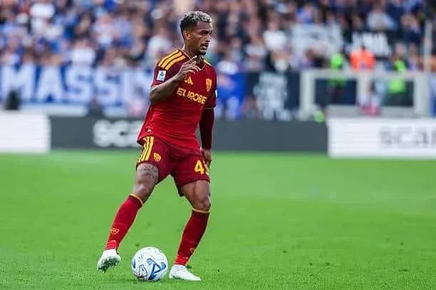 Jugador con balón durante partido de fútbol