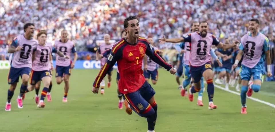 Jugador de España celebrando un gol con compañeros