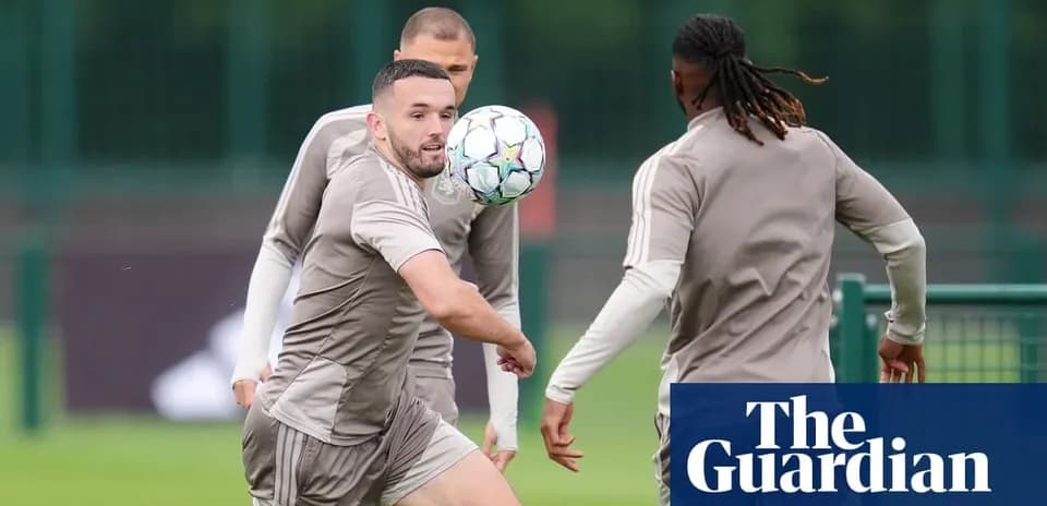 Jugador lanzando el balón durante entrenamiento