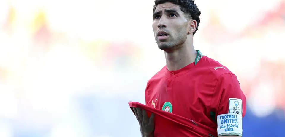 Jugador de Marruecos con camiseta roja en el campo