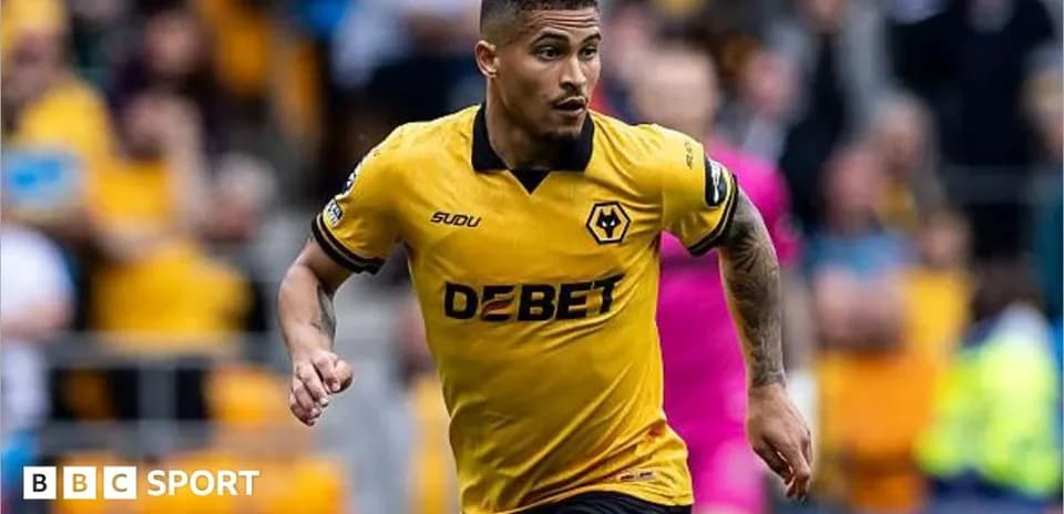 Jugador de Wolverhampton corriendo con el balón