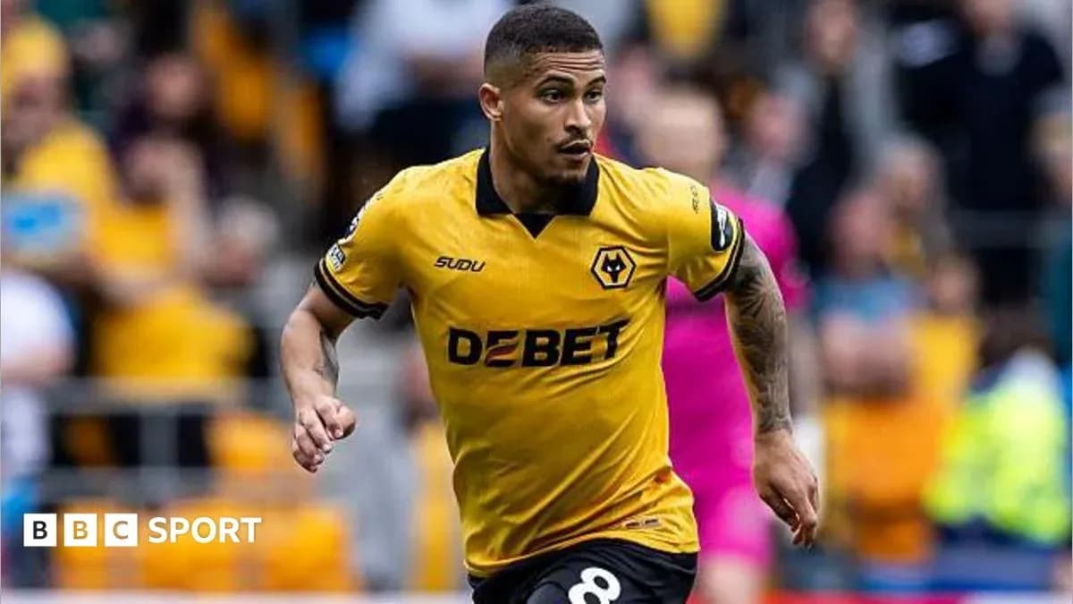 Jugador de Wolverhampton corriendo con el balón